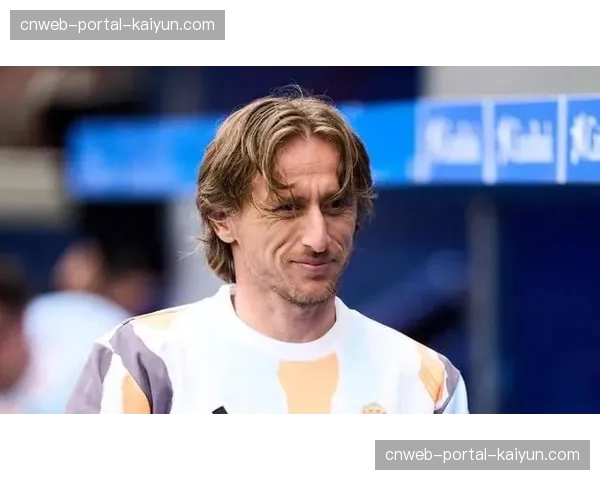 特写：终场哨响，39岁的莫德里奇仰面躺在皇马草坪